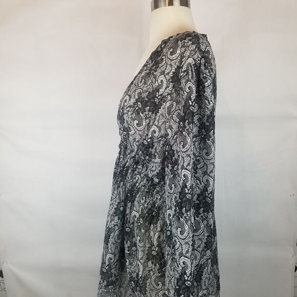 NOTATIONS. SIZE XL. BLACK WHITE FLORAL Tunic Top. Buttons at Waist - Picture 8 of 16